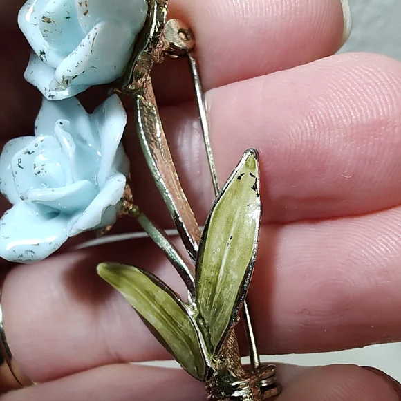Vintage CORO Baby Blue Porcelain Double Rose Enameled Leaf Brooch Pin - Picture 5 of 11